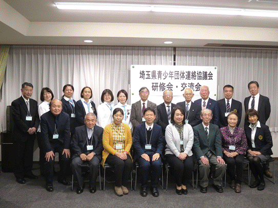 ポーズをとる男性グループ
中程度の精度で自動的に生成された説明